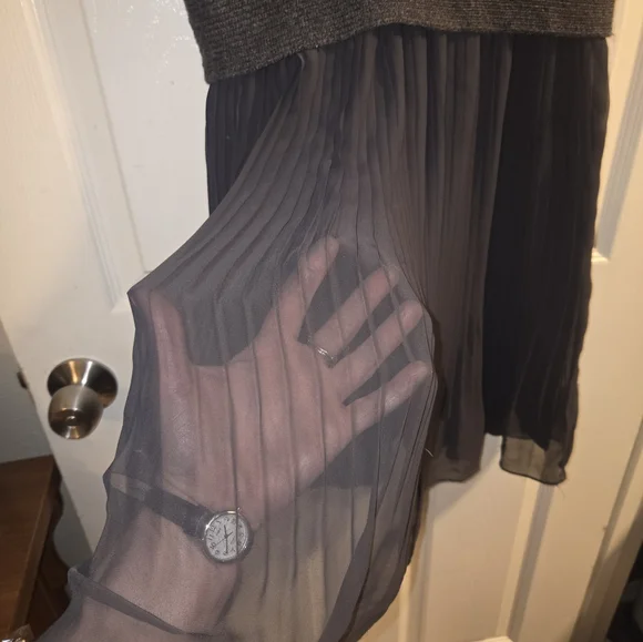 Grey dress knit top with w/ a lace(chiffon like) pleated skirt. Beautiful dress - Picture 5 of 6